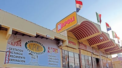 Fachada del local de la industria Napoli, sobre la Ruta Mariscal Estigarribia, en San Lorenzo.