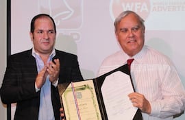 el-exembajador-de-estados-unidos-en-paraguay-y-actual-alcalde-de-la-ciudad-de-coral-gables-florida-al-momento-de-recibir-el-titulo-de-visitante-ilus-192751000000-622444.jpg