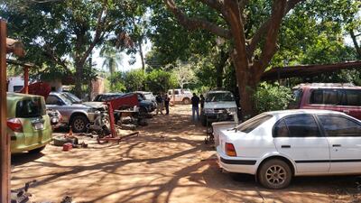 El presunto taller ilegal se encontraba repleto de otros vehículos. Entre ellos el que fuera robado ayer a un joven en Asunción.