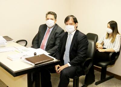 Édgar Melgarejo (izq.) con el abogado Claudio Lóvera, cuando compareció ante el juzgado.