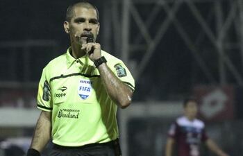 Eber Aquino dirigirá su séptimo superclásico. El árbitro VAR será Ulises Mereles.
