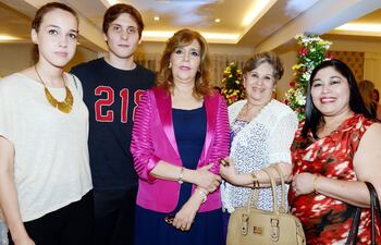andrea-peris-vicente-cajes-gladys-de-cajes-lucia-gonzalez-y-estela-gonzalez--204037000000-1450833.jpg