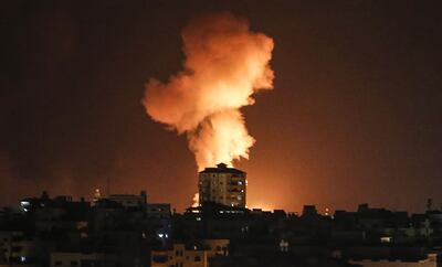 Una explosión durante un ataque aéreo israelí sobre la ciudad de Gaza, este lunes.