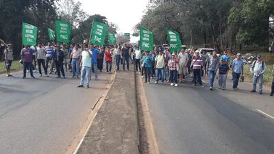 Los productores cierran de manera intermitente la  ruta 7 en Coronel Oviedo.