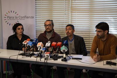 De izq. a dere. Carolina Marín, Felipe Vial, Rodrigo Urbano y Pablo Avendaño, participan en una rueda de prensa, tras presentar una denuncia por abuso sexual contra cinco sacerdotes, este viernes, en Santiago (Chile).