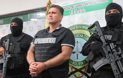 Agentes especiales bolivianos presentan al turco Huseyin Bektas Samaniego, quien fue detenido ayer en la ciudad de Santa Cruz de la Sierra, al saberse que había orden de captura en su contra.