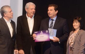 ricardo-doria-presidente-de-asismed-se-encargo-de-recibir-el-galardon-de-la-cap--192036000000-1740954.jpg