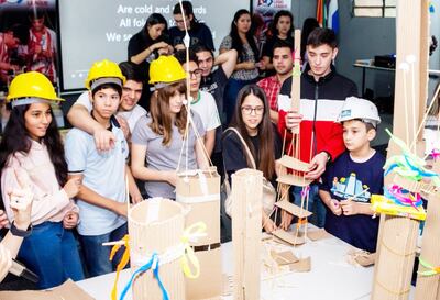 Estudiantes paraguayos se preparan para la First Lego League.