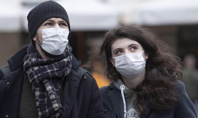Turistas con tapabocas en Roma, Italia.