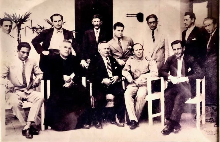 Parte de la Comisión formada en Concepción. Aparecen, sentado con sotana Ernesto Pérez Acosta, el famoso Pa’i Pérez, y a su izquierda, el principal promotor del grupo, don Romualdo Irigoyen. No solo había paraguayos, también fue entusiasta un uruguayo de apellido Balparda, quien incluso fue voluntario y peleó la Guerra del Chaco a favor del Paraguay. Foto que se guarda en el Museo Municipal del Cuartel de la Villa Real.