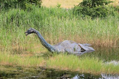 Réplica de "Nessie" en el lago Ness en Drumnadrochit, Escocia.