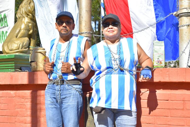 Don Isidro Britez y Yole Boggino, vecinos que se encadenaron frente a la Municipalidad exigiendo la recuperación del relleno sanitario, que está tercerizado.