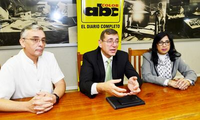 Robert Rivarola, coordinador del evento Puertas Abiertas; Alfredo Salas y Miryam Maluff, durante su visita a ABC.
