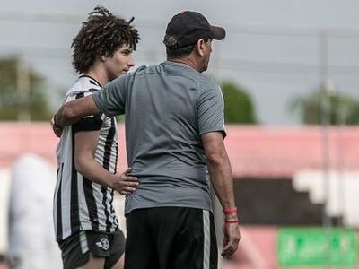 Iván Franco, una de las grandes promesas de Libertad junto al entrenador principal Ramón Díaz.