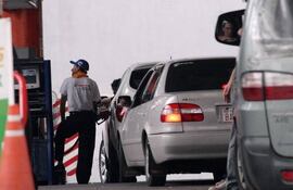 El precio de la nafta no subiría por los nuevos impuestos aplicados este año, aunque falta formalizar el acuerdo.