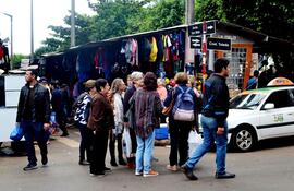 grupos-de-compristas-brasilenos-en-las-calles-de-ciudad-del-este-los-informes-indican-que-en-los-ultimos-dias-estaban-llegando-en-gran-cantidad-la-202420000000-1723469.jpg