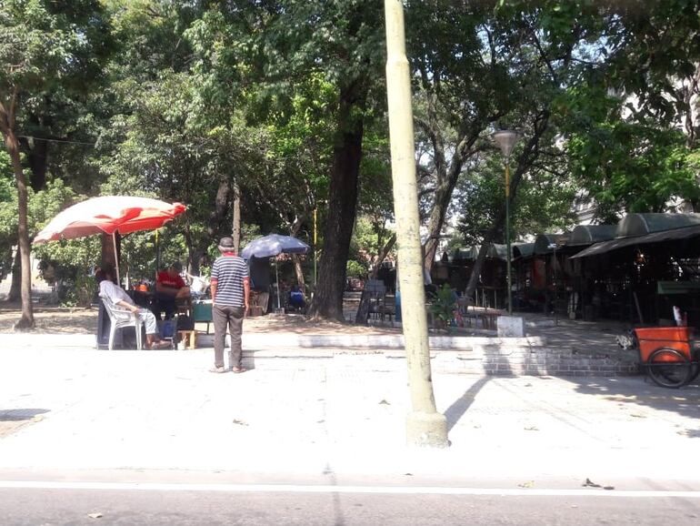 El conocido paseo de artesanos ubicado en la plaza de La Libertad, en Oliva y Chile, se encuentra cerrado. Solo algunos vendedores de yuyos y helados están aguardando compradores.