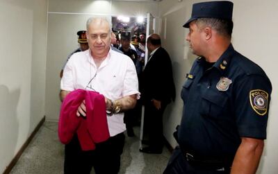 Ramón Mario González Daher ingresa esposado al juzgado de Humberto Otazú, para la imposición de medidas cautelares.