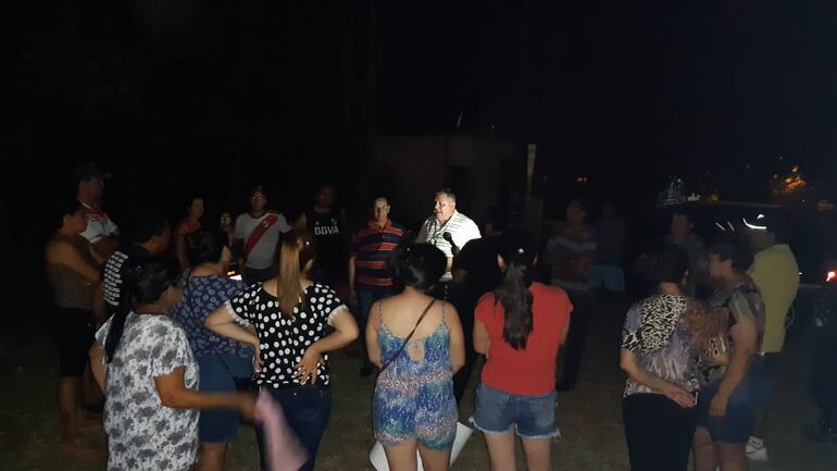 El encargado de la Junta de Saneamiento trata de explicar la falla en el servicio que deja sin agua a los pobladores que deben soportar de esta manera el intenso calor de estos días.