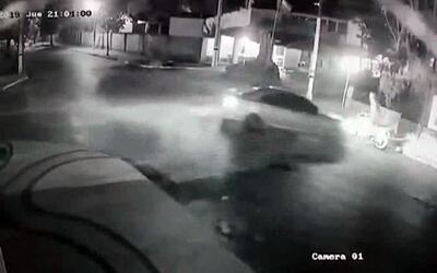 Momento de la primera arremetida del conductor. El motociclista intenta de manera instintiva tratar de esquivar al vehículo, pero lo termina alcanzando igualmente.