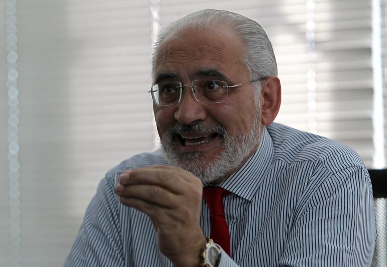 El expresidente boliviano Carlos Mesa (2003-2005) marcha segundo en las encuestas de intención de votos para las presidenciales de octubre.