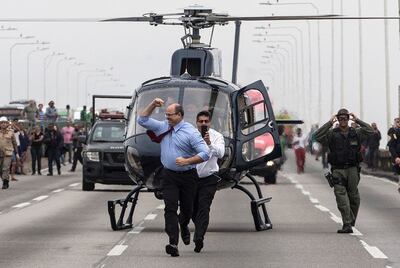 Wilson Witzel, gobernador del estado brasileño de Río de Janeiro, llega al sitio del incidente en que un hombre secuestró un bus durante horas antes de ser abatido por la policía.