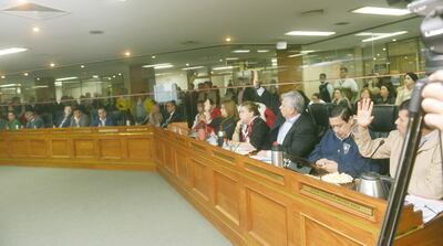 Por el rechazo total votaron dos concejales. El edil colorado Javier Pintos (der.)  levantó su mano, pero luego se “arrepintió”.