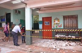 cae-parte-del-techo-de-una-escuela-en-lambare-82714000000-1677785.jpg