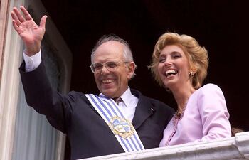 marzo-de-2000-jorge-batlle-junto-con-su-esposa-mercedes-menafra-saluda-desde-el-balcon-del-palacio-estevez-una-de-las-sedes-del-poder-ejecutivo-205156000000-1516077.jpg
