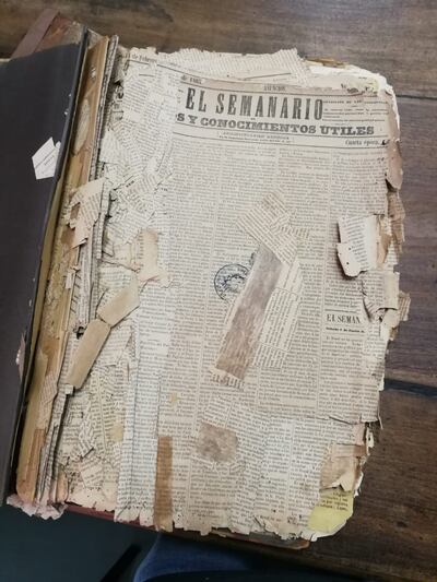 Así están algunos ejemplares de El Semanario, que está siendo restaurado.