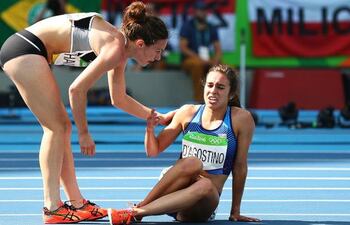 nikki-hamblin-y-abbey-dagostino-se-ayudaron-la-una-a-la-otra-para-poder-acabar-la-prueba-de-los-5-000-m-despues-de-un-tropezon-143301000000-1490304.jpg