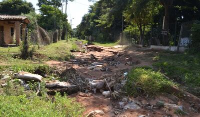 Pozos existentes en la calle San Miguel, del barrio Cándida Achucarro.
La vía conecta el Acceso Sur con la avenida San Antonio.