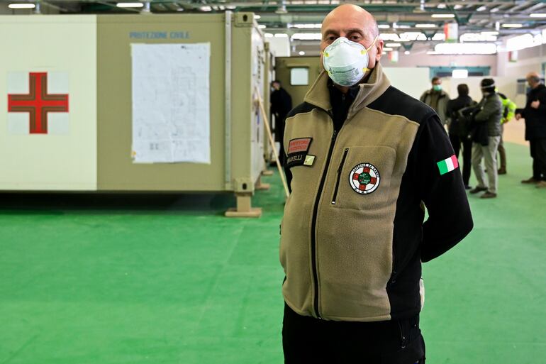 Un contratista supervisa la construcción de un hospital provisorio en Bergamo, Italia.