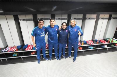 Los utileros azulgranas posando orgullosos para la fotografía en la previa al choque.