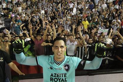 Fernández es un penalero experto y los hinchas de su club gozaron una vez más gracias a sus reflejos.