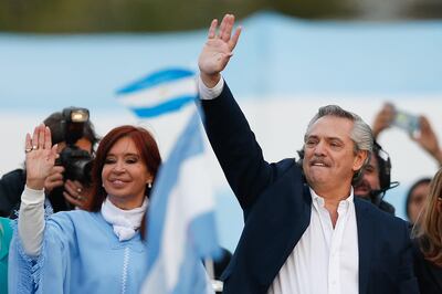 El candidato a la Presidencia de Argentina, el opositor peronista Alberto Fernández (d), saluda a sus simpatizantes junto a su fórmula a la Vicepresidencia, la expresidenta Cristina Fernández de Kirchner (i), durante el acto de cierre de su campaña este jueves, en Mar del Plata (Argentina).