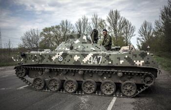 un-soldado-prorruso-protege-una-carretera-en-slaviansk-el-gobierno-ucraniano-teme-una-invasion-rusa-pero-asegura-que-se-defendera-afp-211713000000-1075749.jpg