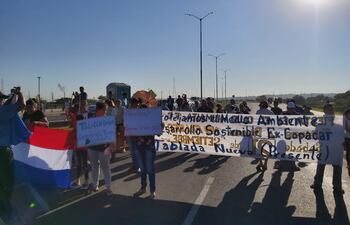 Esta mañana los manifestantes cortaron la Avenida Costanera como medida de presión al Gobierno.
