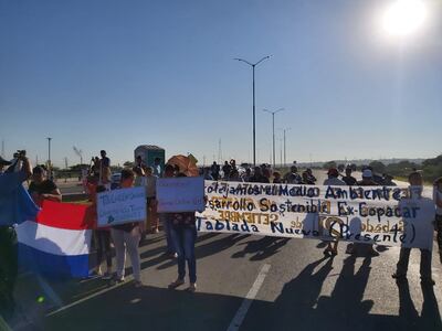 Esta mañana los manifestantes cortaron la Avenida Costanera como medida de presión al Gobierno.