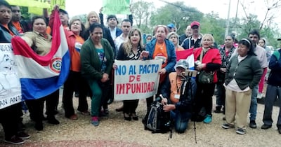 Pobladores de San Antonio y de la Comisión de Escrache cuestionaron duramente al actual intendente de San Antonio Raúl Isaac Mendoza Ramos (PLRA, llanista), en el juzgado de Lambaré.