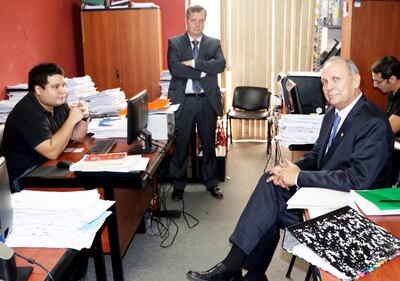 El exintendente de Asunción Mario Ferreiro (d) y su abogado Guillermo Ferreiro (de pie) recusaron a la fiscala Stella Mary Cano y ayer presentaron un pedido de nulidad de la imputación.