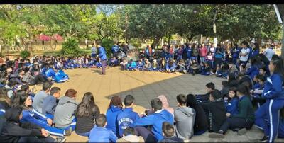 Como parte de la medida de fuerza, los estudiantes realizaron sentatas en el patio de la institución.