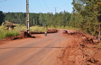 reconstruyeron-tramo-de-la-ruta-graneros-del-sur-que-fue-arrastrada-por-el-raudal-esperan-compactar-el-terraplen-para-colocar-la-capa-asfaltica--213331000000-1605783.jpg