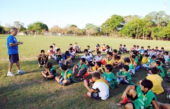 buena-cantidad-de-chicos-se-entrenan-en-el-club-social-y-deportivo-yacyreta--230246000000-620683.jpg