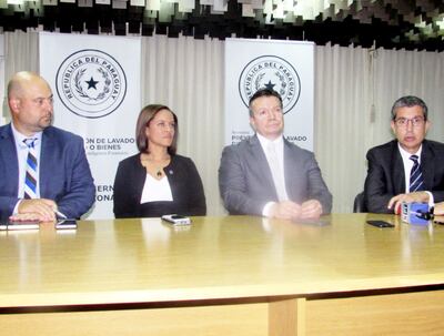 Esteban Fullín (i), Wendy Lora, el ministro Carlos Arregui y el titular de Gafilat, Sergio Espinosa, en conferencia de prensa.