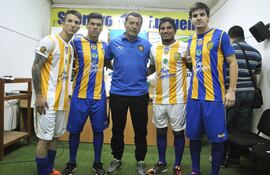 el-director-tecnico-del-sportivo-luqueno-ruben-subeldia-en-el-centro-aparece-junto-a-cuatro-integrantes-del-plantel-auriazul-que-esta-listo-para-e-215936000000-1581511.jpg