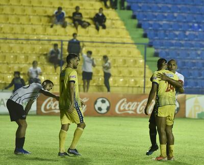 Los liberteños Ayrton Cougo y Paulo da Silva consuelan a los capiateños Jorge Paredes y Santiago Salcedo, anoche en el Erico Galeano.