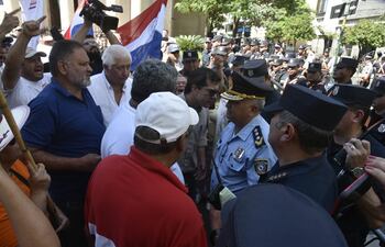 Dirigentes sindicales de ANDE discuten con la policía en la mañana de este lunes.