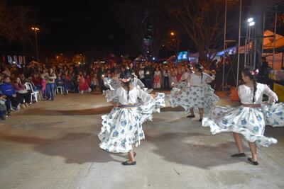 Noche de festival de la juventud en Ayolas