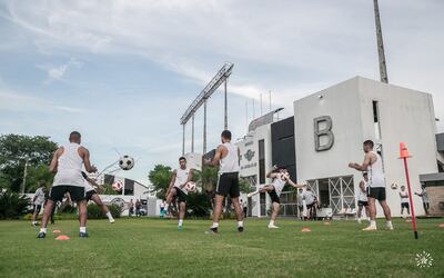 Entrenamiento del plantel de Libertad en el campo auxiliar de la sede de Tuyucuá, donde el sábado recibe a Olimpia.